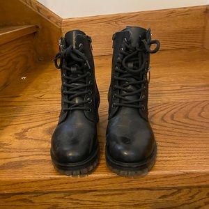 Material: Leather
Sole: Rubber
Heel height: 20mm
Closure: Full inzip
Waterproof